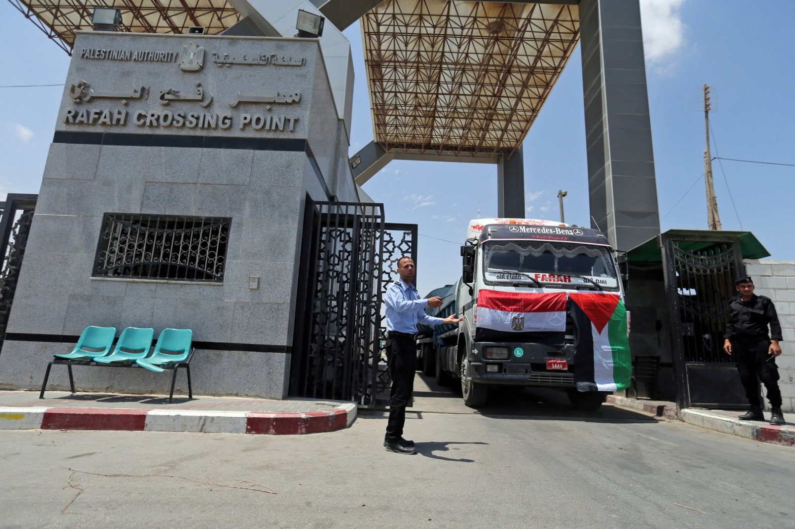 وصول قافلة المساعدات المصرية لقطاع غزة عبر معبر رفح